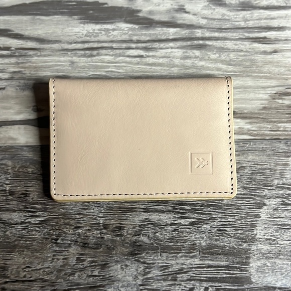 Thread  Blocking Slim Bifold Wallet with Card Protection - Picture 1 of 8